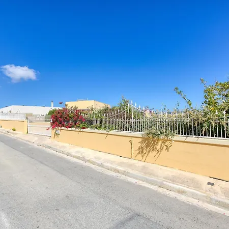 ヴィラ With Pool And Beautiful Views In Mellieha Għajn Żejtuna